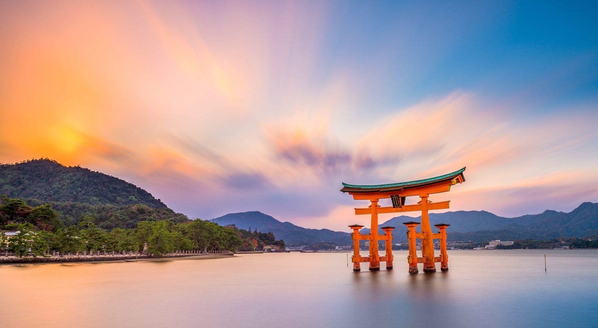 Khu đền Itsukushima và chiếc cổng Torii nổi trên mặt biển