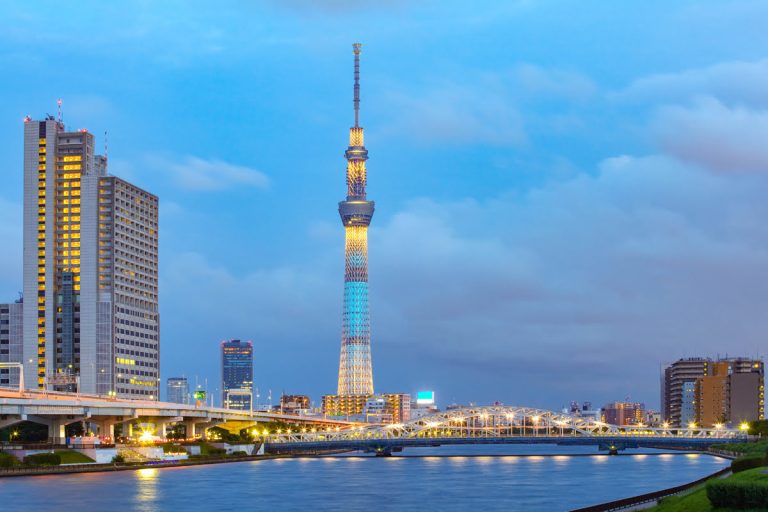 Ngắm tháp truyền hình Tokyo Sky Tree từ dòng sông Sumida