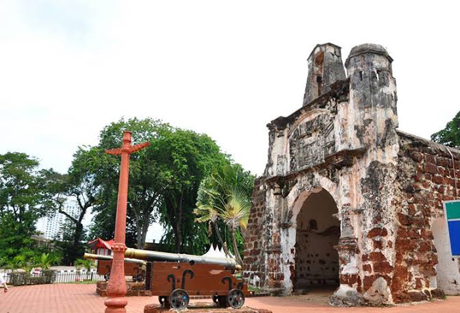 •	Pháo đài A’Famosa & Cổng Porta de Santiago