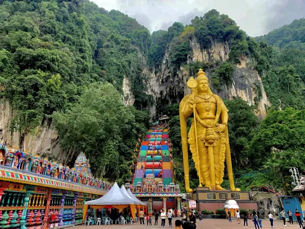 Tour Nửa Ngày Động Batu – Biểu Tượng Hindu Giáo Của Malaysia